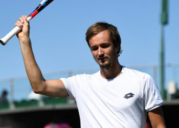 Медведев вышел в четвертьфинал турнира в Базеле, обыграв Сеппи