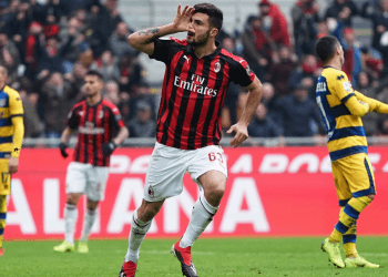 Гол с пенальти помог «Милану» одержать волевую победу над «Пармой»