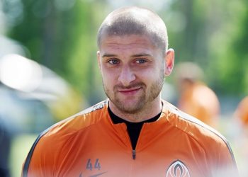 Ракицкий вылетел на подписание контракта с «Зенитом»