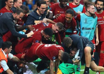 Фанат «Ливерпуля» нанёс травму вратарю Адриану, ставшему героем матча за Суперкубок Европы