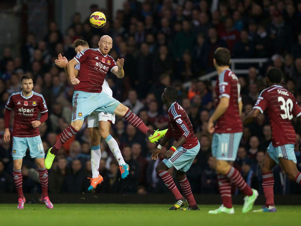 Вест хэм астон вилла прогноз на матч. Photo with blurred background Aston Villa.