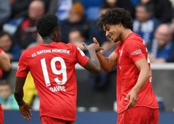 «Бавария» забила шесть мячей «Хоффенхайму», матч едва не сорвали фанаты