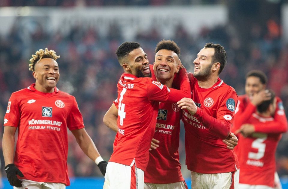 футболисты Майнца празднует гол