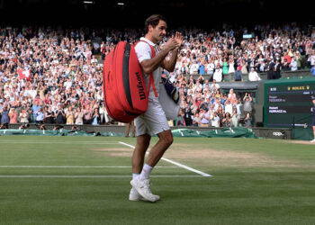 Травма колена может выбить Роджера Федерера из игры до середины 2022 года